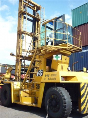 ** LOT 16/10/2556 ** ** รถยกตู้ ** TOYOTA 2FDH200 เครื่องยนต์ดีเซล เกียร์ AUTO สามารถยกได้ 4 ชั้น สนใจติดต่อสอบถามได้ที่ 083-062-223 ค่า ^^