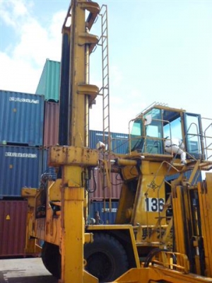 ** LOT 16/10/2556 ** ** รถยกตู้ ** TOYOTA 2FDH200 เครื่องยนต์ดีเซล เกียร์ AUTO สามารถยกได้ 4 ชั้น สนใจติดต่อสอบถามได้ที่ 083-062-223 ค่า ^^