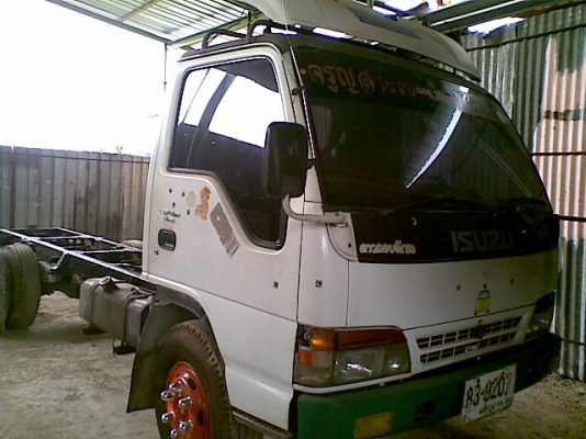 ขาย6ล้ออีซูซุNPR 120แรงม้า ยาว5เมตร รถออกห้างแท้ๆ พวงมาลัยพาวเวอร์ กำลังซ่อมกระบะอยู่