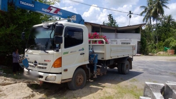 รถฮีโน่ 6 ล้อ FC9J  ติดเครน 3 ตัน. 175 แรงม้า. ปี 55   สนใจติดต่อ 081 - 6079515