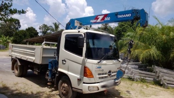 รถฮีโน่ 6 ล้อ FC9J ติดเครน 3 ตัน. 175 แรงม้า. ปี 55 สนใจติดต่อ 081 - 6079515 รถฮีโน่ 6 ล้อ FC9J ติดเครน 3 ตัน. 175 แรงม้า. ปี 55 สนใจติดต่อ 081 - 6079515