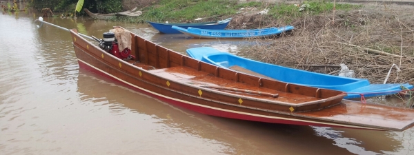 ขายเรือกะเทยไม้สักทั้งลำ ทรงสวย วิ่งเนียรๆ เลี่ยมสแตนแลสอย่างดี สนใจติดต่อมาเลยครับ ลองขับได้ครับ