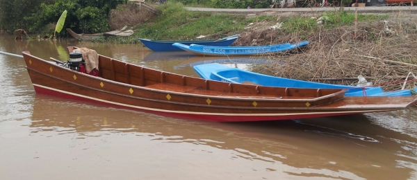 ขายเรือกะเทยไม้สักทั้งลำ ทรงสวย วิ่งเนียรๆ เลี่ยมสแตนแลสอย่างดี สนใจติดต่อมาเลยครับ ลองขับได้ครับ
