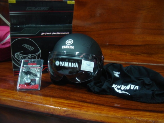 ขายหมวกกันน็อก Yamaha+กุญแจล็อกดิส 1 ชุด
