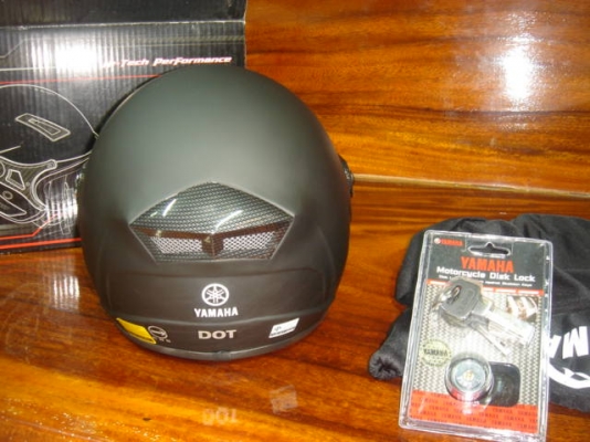 ขายหมวกกันน็อก Yamaha+กุญแจล็อกดิส 1 ชุด