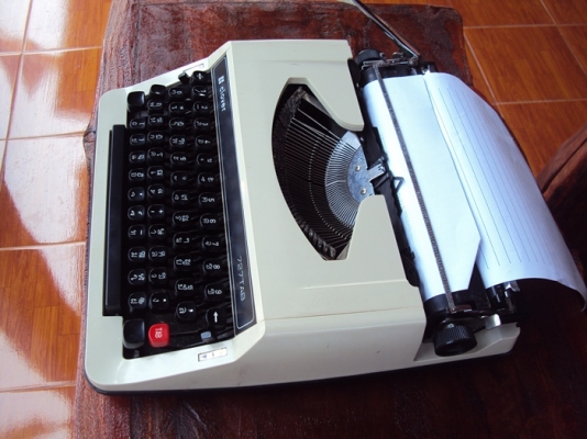 ขายพิมพ์ดีดภาษาไทยแบบกระเป๋าหิ้ว CLOVER ขายพิมพ์ดีดภาษาไทยแบบกระเป๋าหิ้ว CLOVER