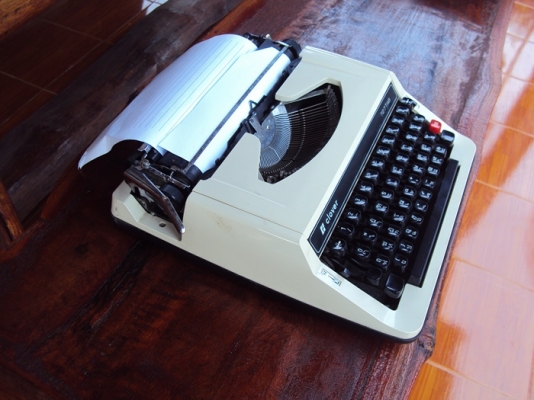 ขายพิมพ์ดีดภาษาไทยแบบกระเป๋าหิ้ว CLOVER ขายพิมพ์ดีดภาษาไทยแบบกระเป๋าหิ้ว CLOVER