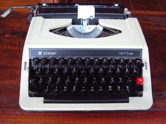 ขายพิมพ์ดีดภาษาไทยแบบกระเป๋าหิ้ว CLOVER