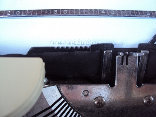 ขายพิมพ์ดีดภาษาไทยแบบกระเป๋าหิ้ว CLOVER ขายพิมพ์ดีดภาษาไทยแบบกระเป๋าหิ้ว CLOVER