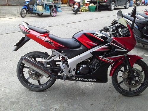 CBR สีแดง ดำ รถบ้าน สวยมาก ชุดสีสวยสด เครื่องเดิมๆ เอกสารชุดโอนลอยครบ ทดลองขับได้จ้า