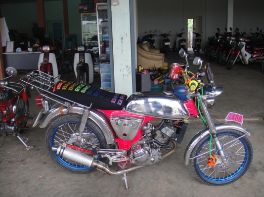 ขาย A 100 สีแดง  เครื่องโซ 125  มีเล่มเครื่อง