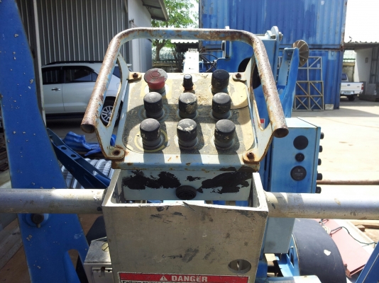 ขายรถกระเช้า "GENIE" เก่าเก็บ สภาพ 90\% (มี 6 ล้อ / Backhole มาแลกกันก็ได้)