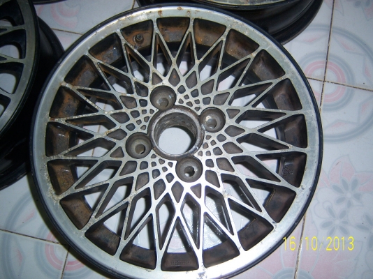 แม็กขอบ 15 x 6  เอาไปแต่งกันคับ ถูกๆ  4 วง  เอาไปแต่งเพิ่ม 4รู114