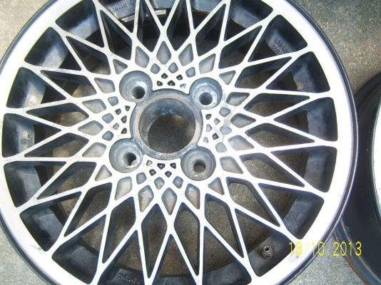 แม็กขอบ 15 x 6  เอาไปแต่งกันคับ ถูกๆ  4 วง  เอาไปแต่งเพิ่ม 4รู114