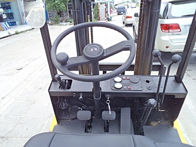 ขายรถยก 1.5 ตัน เครื่องเบนซิน กระบอกคุ่ เสาสูง 3 เมตร  ยางตัน 4 ล้อ พวงมาลัยเพาเว่อร์  สีเดิมจากนอก นำเข้าจากญี่ปุ่น ใช้งานได้ทันที