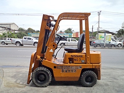 ขายรถยกนิสสัน 1.5 ตัน  เครื่องเบนซิน กระบอกคู่  เสาสูง 3 เมตร  ยางตัน 4 ล้อ พวงมาลัยเพาเว่อร์  สีเดิมจากนอก นำเข้าจากญี่ปุ่น ใช้งานได้ทันที