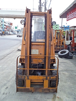 ขายรถยกนิสสัน 1.5 ตัน  เครื่องเบนซิน กระบอกคู่  เสาสูง 3 เมตร  ยางตัน 4 ล้อ พวงมาลัยเพาเว่อร์  สีเดิมจากนอก นำเข้าจากญี่ปุ่น ใช้งานได้ทันที