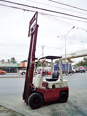 ขายรถยกนิสสัน 1.5 ตัน  เครื่องดีเซล   เสาสูง 3 เมตร  พวงมาลัยเพาเว่อร์  สีเดิมจากนอก นำเข้าจากญี่ปุ่น ใช้งานได้ทันที