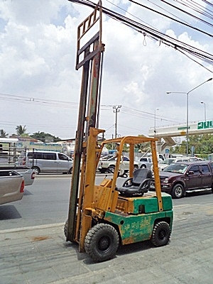 ขายรถยกนิสสัน 1.5 ตัน  เครื่องดีเซล เกี่ยร์ออโต้ กระบอกคู่ เสาสูง 3 เมตร  พวงมาลัยเพาเว่อร์  สีเดิมจากนอก นำเข้าจากญี่ปุ่น ใช้งานได้ทันที