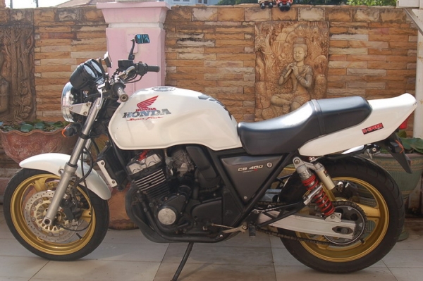 --ปรับราคา CB400 สีขาวมุกล้อทอง คลีบเต็มคาร์บูไฟฟ้า สักคันครับ--
