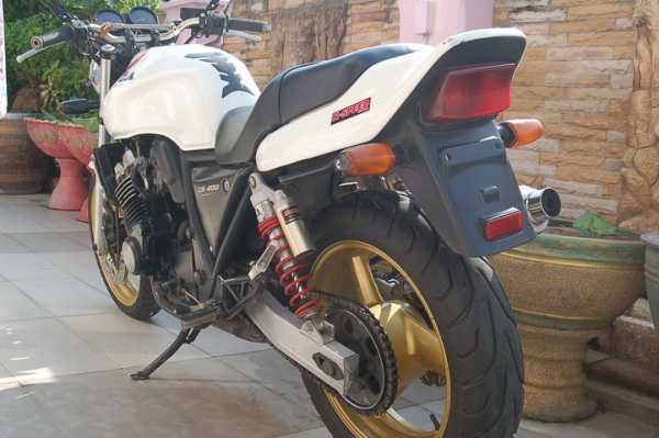 --ปรับราคา CB400 สีขาวมุกล้อทอง คลีบเต็มคาร์บูไฟฟ้า สักคันครับ--