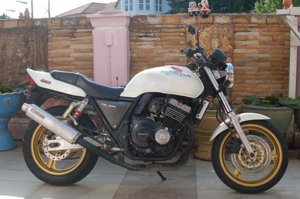 --ปรับราคา CB400 สีขาวมุกล้อทอง คลีบเต็มคาร์บูไฟฟ้า สักคันครับ--