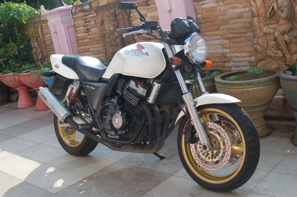 --ปรับราคา CB400 สีขาวมุกล้อทอง คลีบเต็มคาร์บูไฟฟ้า สักคันครับ--