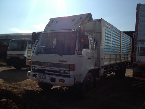 ขายด่วนรถ 6 ล้อ ISUZU ROCKY เครื่อง 6HE1 195 แรงม้ากระบะคารืโก้คอกสูงตามสภาพ กระบะยาว 7.70 เมตร สูง 2.0 เมตร เล่มพร้อมทะเบียนพร้อม รถวิ่งใช้งานอยู่เพิ่งจอดครับ