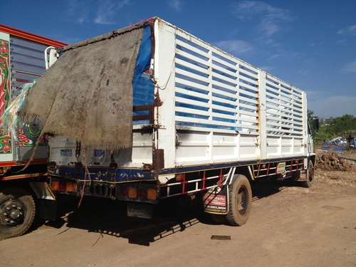 ขายด่วนรถ 6 ล้อ ISUZU ROCKY เครื่อง 6HE1 195 แรงม้ากระบะคารืโก้คอกสูงตามสภาพ กระบะยาว 7.70 เมตร สูง 2.0 เมตร เล่มพร้อมทะเบียนพร้อม รถวิ่งใช้งานอยู่เพิ่งจอดครับ