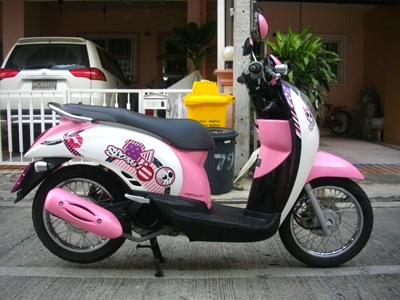 ขาย Scoopy i ปี 2011 ลาย vivid-me ไมล์แท้ 6381กม เครื่องหัวฉีดประหยัดน้ำมัน สีสันสดใส สภาพสวย สีชมพู ขาว