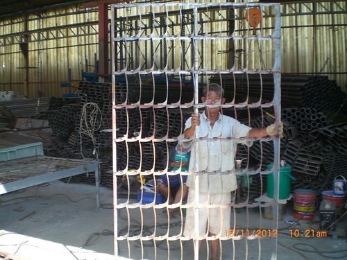 แผ่นเหล็กปั้มทำเป็นตะแกรงรั้วบ้าน,กั้นคอกสัตว์,ราคถูก แผ่นเหล็กปั้มทำเป็นตะแกรงรั้วบ้าน,กั้นคอกสัตว์,ราคถูก