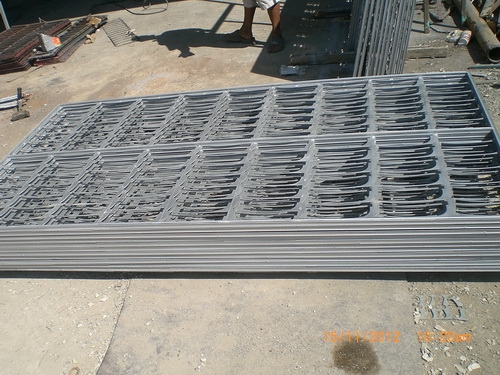 แผ่นเหล็กปั้มทำเป็นตะแกรงรั้วบ้าน,กั้นคอกสัตว์,ราคถูก แผ่นเหล็กปั้มทำเป็นตะแกรงรั้วบ้าน,กั้นคอกสัตว์,ราคถูก