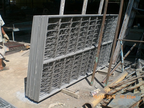 แผ่นเหล็กปั้มทำเป็นตะแกรงรั้วบ้าน,กั้นคอกสัตว์,ราคถูก แผ่นเหล็กปั้มทำเป็นตะแกรงรั้วบ้าน,กั้นคอกสัตว์,ราคถูก