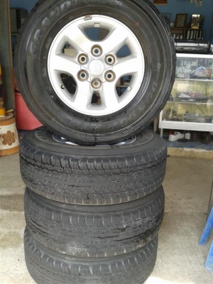 ขายล้อพร้อมยาง Tiger Sportcuiser 4wd  235/75-15 สภาพสวยมากครับ