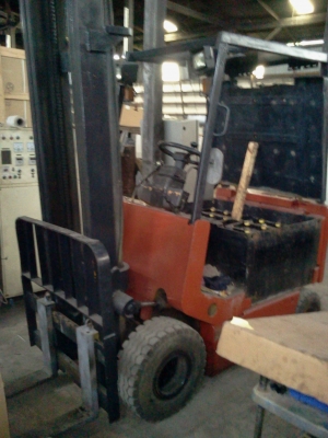 ขายรถโฟล์ีคลิฟต์ NISSAN 2.5 ตัน ไฟฟ้า โทร 084-055-7743