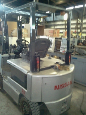 ขายรถโฟล์ีคลิฟต์ NISSAN 2.5 ตัน ไฟฟ้า โทร 084-055-7743