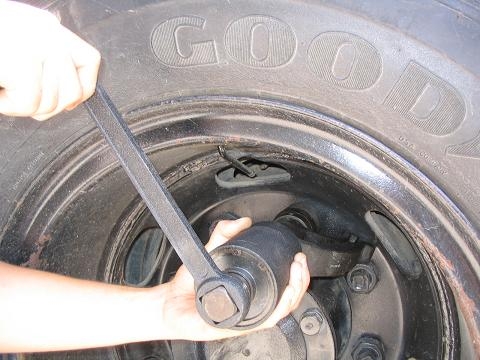 ขาย ชุดบล็อคขันล้อสำหรับรถบรรทุก 6-10 ล้อ ไม่ต้องต่อแป๊ปโหนหลายคน 08-514-77112