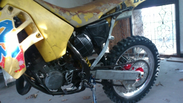 ขาย รถวิบาก Suzuki RM125cc แรงสั่งได้ดั่งใจ มีเครื่องให้สองตัว ตัวนึงมีใบอินวอยนำเข้า สภาพตามรูป สนใจโทร 0875533323 ขาย รถวิบาก Suzuki RM125cc แรงสั่งได้ดั่งใจ มีเครื่องให้สองตัว ตัวนึงมีใบอินวอยนำเข้า สภาพตามรูป สนใจโทร 0875533323