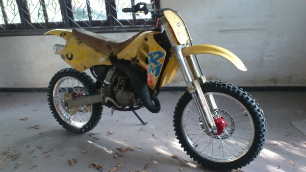 ขาย รถวิบาก Suzuki RM125cc แรงสั่งได้ดั่งใจ มีเครื่องให้สองตัว ตัวนึงมีใบอินวอยนำเข้า สภาพตามรูป สนใจโทร 0875533323