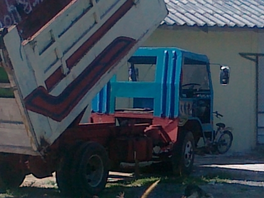 ขายรถดั้ม ภูมิปัญญาชาวบ้าน เป็นรถดั้มหกล้อ ใช้งานได้ดีมากก เครื่องisuzu100แรง รถใช้งานได้ดีปกตินะคับแรงๆไม่มีปัญหาอะไรมาดูมาชมได้เรื่องราคาพอคุยกันได้คับ ตั้งแต่ซื้อมาทำเงินเกินคุ้มแล้วคับ