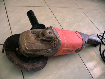 เครื่องเจียร์ไฟฟ้า MAKTEC รุ่น MT900 เครื่องเจียร์ไฟฟ้า 180mm( 7") 2000W 1900บาทเท่านั้น เครื่องเจียร์ไฟฟ้า MAKTEC รุ่น MT900 เครื่องเจียร์ไฟฟ้า 180mm( 7") 2000W 1900บาทเท่านั้น