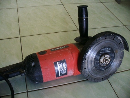 เครื่องเจียร์ไฟฟ้า MAKTEC รุ่น MT900 เครื่องเจียร์ไฟฟ้า 180mm( 7") 2000W 1900บาทเท่านั้น