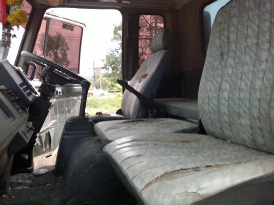 รถอิซูซุ 10 ล้อ รั่วหลังถนน 185 แรงม้า  สนใจติดต่อ 081 - 6079515