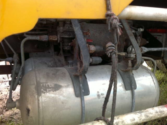 รถอิซูซุ 10 ล้อ รั่วหลังถนน 185 แรงม้า  สนใจติดต่อ 081 - 6079515