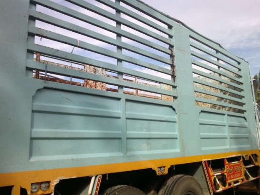 รถอิซูซุ 10 ล้อ รั่วหลังถนน 185 แรงม้า  สนใจติดต่อ 081 - 6079515