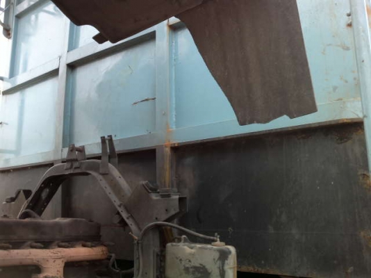 รถอิซูซุ 10 ล้อ รั่วหลังถนน 185 แรงม้า  สนใจติดต่อ 081 - 6079515