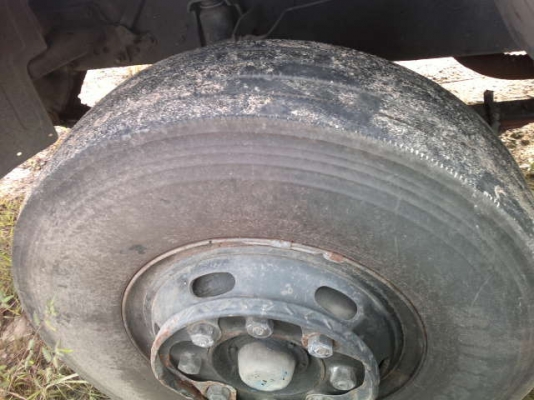 รถอิซูซุ 10 ล้อ รั่วหลังถนน 185 แรงม้า  สนใจติดต่อ 081 - 6079515