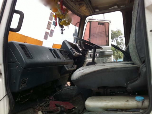 รถอิซูซุ 10 ล้อ รั่วหลังถนน 185 แรงม้า  สนใจติดต่อ 081 - 6079515