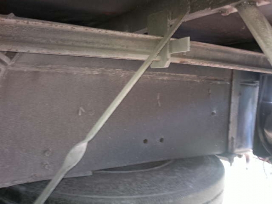 รถอิซูซุ 10 ล้อ รั่วหลังถนน 185 แรงม้า  สนใจติดต่อ 081 - 6079515