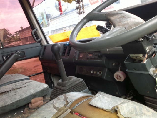 รถอิซูซุ 10 ล้อ รั่วหลังถนน 185 แรงม้า  สนใจติดต่อ 081 - 6079515